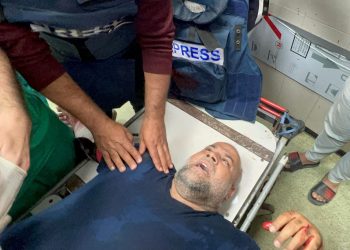 Serangan Udara Israel Sasar Sekolah Pengungsi di Gaza, Menyebabkan Jurnalis dan Warga Sipil Terluka