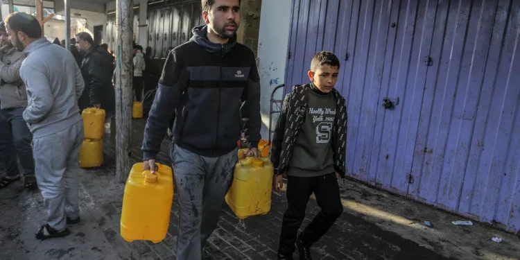 Warga Gaza Terpaksa Minum Air Kotor karena Serangan Israel terus Berlanjut