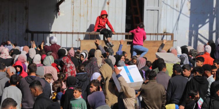 Tank-Tank Israel Mengepung Rumah Sakit Al-Amal dan Nasser di Khan Younis