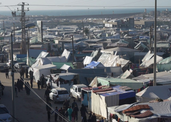 Tenda-tenda pengungsian berdiri di jalan-jalan dan taman-taman di Rafah. (Sky News)