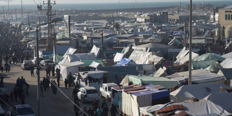 Tenda-tenda pengungsian berdiri di jalan-jalan dan taman-taman di Rafah. (Sky News)