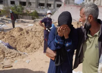 Para Ibu di Gaza Mencari Anak-Anak Mereka di antara Mayat-Mayat di Kuburan Massal RS Nasser