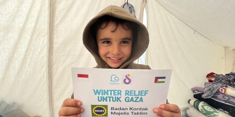 Peluk Hangat Anak-anak Gaza, Adara Salurkan Pakaian Musim Dingin