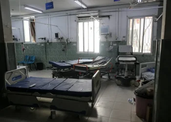 Pasien dan Petugas Medis Meninggalkan Rumah Sakit Utama Rafah