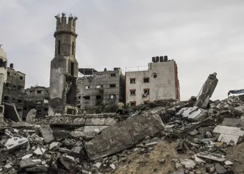 Para Perempuan Palestina Menangisi Ibu Mereka yang Hilang setelah Serangan Udara di Gaza