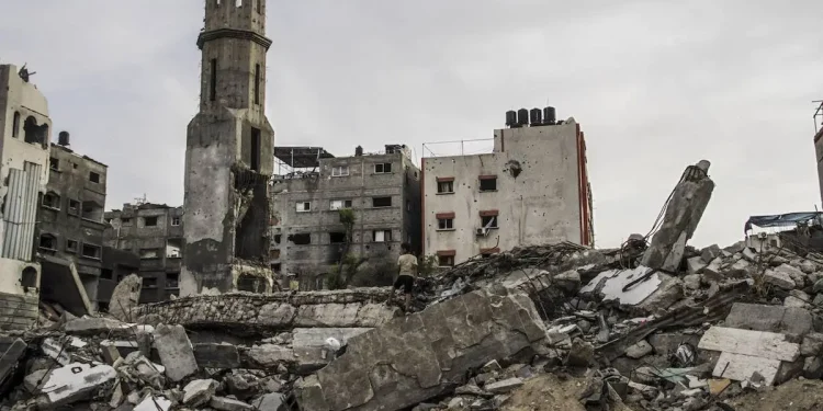 Para Perempuan Palestina Menangisi Ibu Mereka yang Hilang setelah Serangan Udara di Gaza