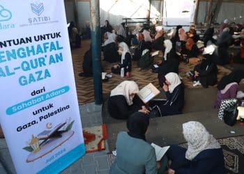 Anak-anak Gaza Menyetorkan Hafalan 30 Juz Al-Quran Satu Kali Duduk di Tengah Agresi