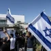 Warga Israel sayap kanan dan keluarga para tentara berkumpul di depan gedung pengadilan militer dan menggelar protes terhadap penangkapan sembilan tentara yang dituduh melakukan pelecehan seksual terhadap seorang tahanan Palestina di Penjara Sde Teiman