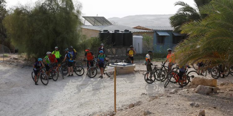 Siswa Menggambarkan Serangan Pemukim Kolonial terhadap Sekolah Dasar di Tepi Barat