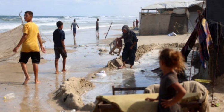 Rumah Sakit Terancam Berhenti Beroperasi dan Hujan Lebat Menambah Berat Penderitaan Warga Gaza