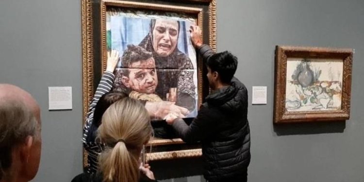 Aktivis London Mengganti Lukisan ‘Motherhood’ karya Picasso dengan ‘Ibu Palestina’