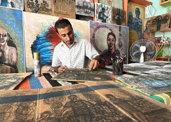 Seorang Seniman Menggambarkan Kehidupan Warga Gaza di Karton Bantuan Kemanusiaan