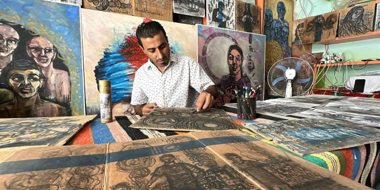 Seorang Seniman Menggambarkan Kehidupan Warga Gaza di Karton Bantuan Kemanusiaan