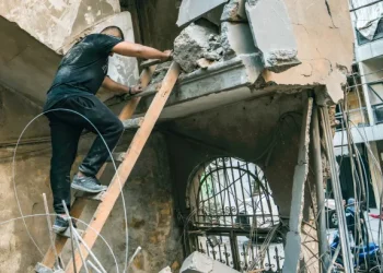 Sebuah Keluarga di Beirut Berjuang Mencari Tempat Aman