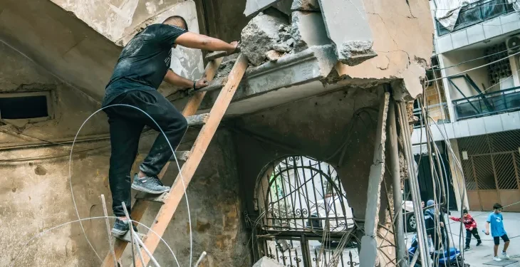 Sebuah Keluarga di Beirut Berjuang Mencari Tempat Aman