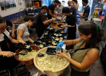 Warga Lebanon Mengubah Pom Bensin Menjadi Dapur Umum untuk Para Pengungsi Internal