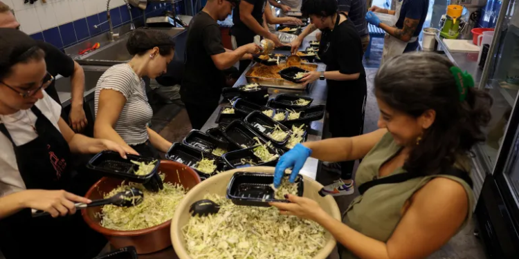 Warga Lebanon Mengubah Pom Bensin Menjadi Dapur Umum untuk Para Pengungsi Internal