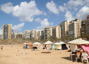Warga Beirut Berlindung di Pantai akibat Serangan Israel