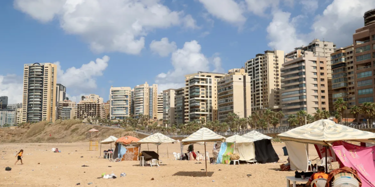 Warga Beirut Berlindung di Pantai akibat Serangan Israel