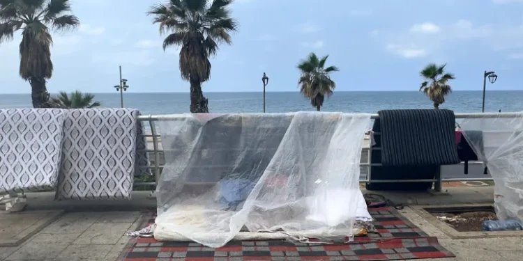 Kawasan Pejalan Kaki di Tepi Pantai Beirut Berubah Menjadi Tempat Perlindungan bagi Para Pengungsi