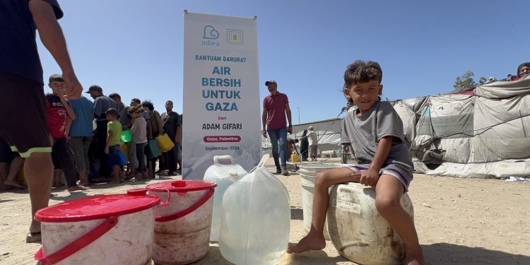 Adara Salurkan Air Bersih untuk 8.000 Pengungsi Palestina di Gaza Tengah