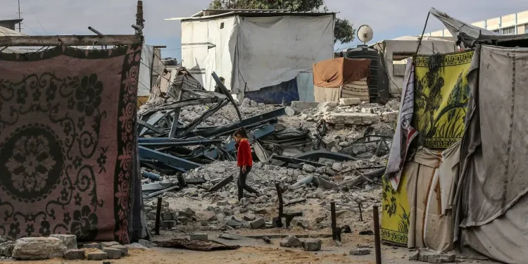 Demi Bertahan Hidup, Penduduk Gaza Menjual Pakaian Bekas dari Reruntuhan