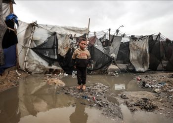 Hujan Lebat Menambah Penderitaan Warga Sipil yang Mengungsi di Gaza di Tengah Agresi Israel