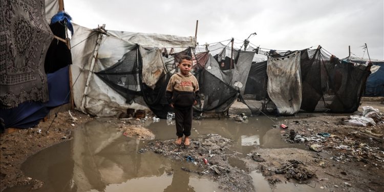 Hujan Lebat Menambah Penderitaan Warga Sipil yang Mengungsi di Gaza di Tengah Agresi Israel
