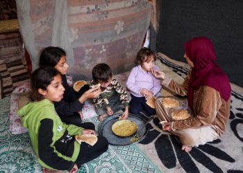 Tak Tega Melihat Anak-anaknya Mati Kelaparan, Seorang Ibu Gaza: “Biarkan Mereka Menjatuhkan Bom dan Mengakhirinya”