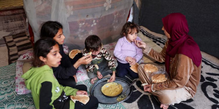 Tak Tega Melihat Anak-anaknya Mati Kelaparan, Seorang Ibu Gaza: “Biarkan Mereka Menjatuhkan Bom dan Mengakhirinya”