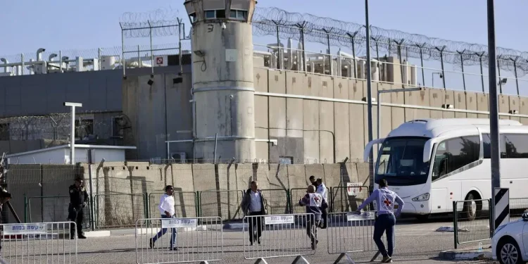 Tawanan Gaza Mengalami Penyiksaan dan Kekerasan yang Tragis dan Mengenaskan di Penjara Ofer Israel