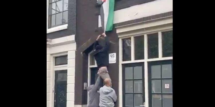 Para Pendukung Tim Sepakbola Israel Memicu Ketegangan di Amsterdam