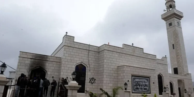 Pemukim Israel Membakar Masjid Bir Al-Walidain di Tepi Barat