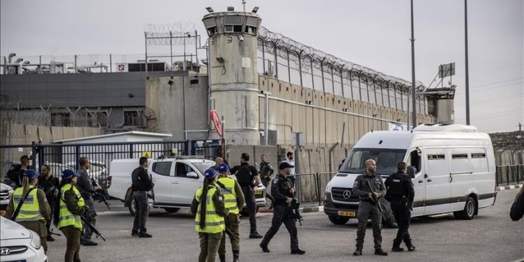 B’Tselem: Warga Palestina Dilecehkan dan Dipermalukan oleh Tentara Israel karena ‘Dendam’