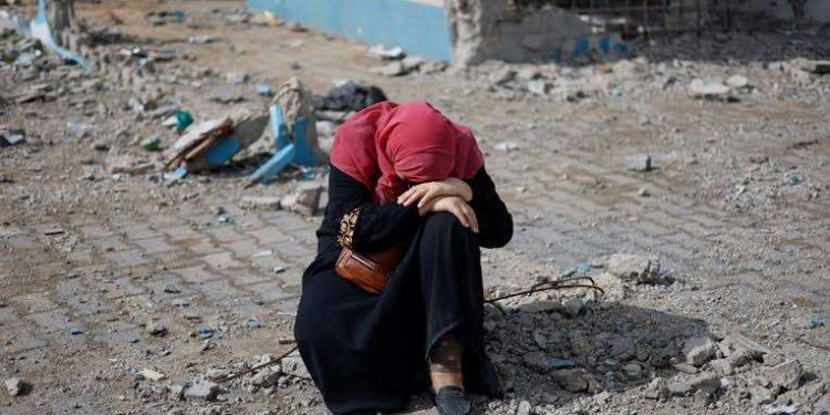 Israel Menelanjangi, Memukul dan Menghina Para Perempuan dan Anak-anak Perempuan Selama Penyerbuan ke Rumah Sakit di Gaza