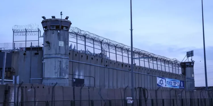 Diborgol dan Dipukuli, Begini Penyiksaan terhadap Warga Palestina di Kamp Penahanan Ofer Israel