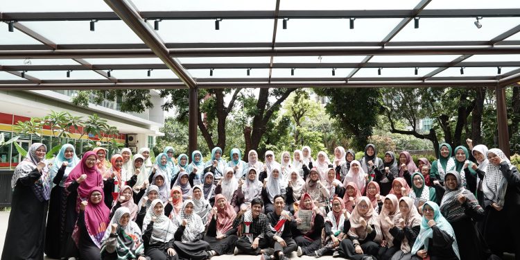 Foto bersama 19 Komunitas Adara Relief International dalam Rapat Koordinasi Komunitas 2025 yang dilaksanakan di Jakarta.