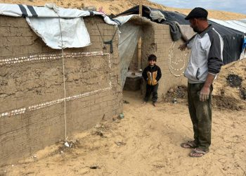 Rumah Lumpur Darurat, Perlindungan Rapuh bagi Pengungsi Palestina di Gaza Selatan saat Musim Dingin