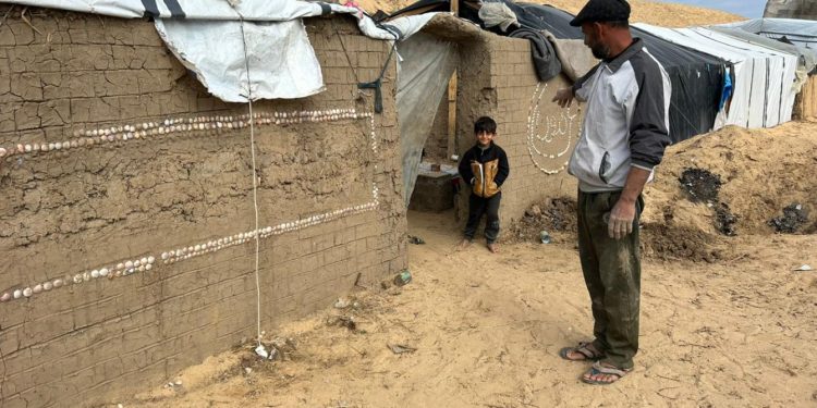 Rumah Lumpur Darurat, Perlindungan Rapuh bagi Pengungsi Palestina di Gaza Selatan saat Musim Dingin