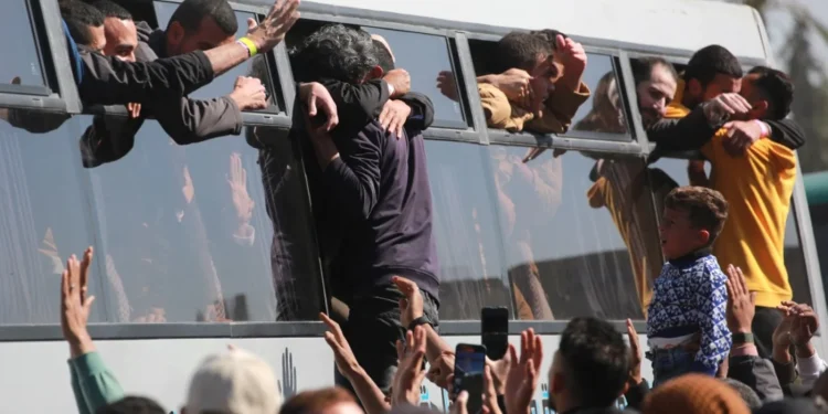 Israel Bebaskan Lebih dari 600 Tawanan Palestina dalam Pertukaran dengan Hamas