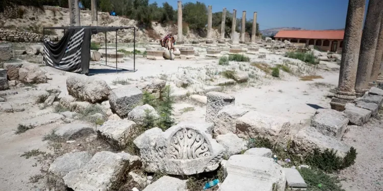 Puluhan Pemukim Israel Menyerbu Situs Arkeologi Sebastia