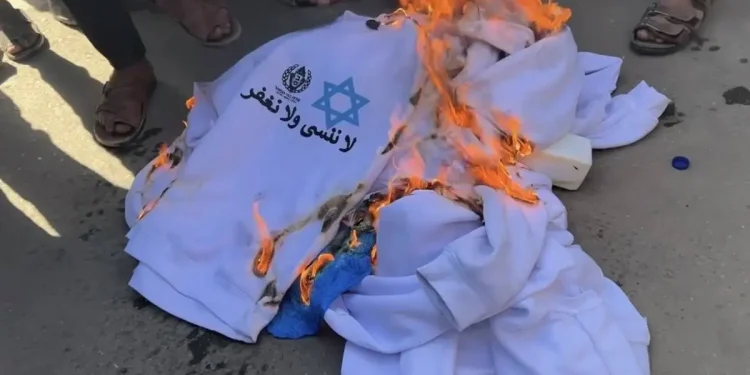 Israel Paksa Tawanan Palestina Memakai Baju dengan Simbol Bintang David Saat Dibebaskan