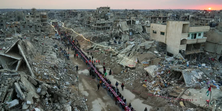 Penduduk Palestina Berbuka Puasa di Tengah Reruntuhan Puing-Puing