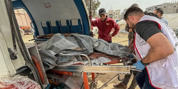 Serangan Udara Israel ke Gaza Membunuh Sedikitnya 44 Orang dan Melumpuhkan RS Anak