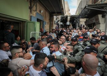 Polisi Israel Serang Umat Kristen saat Perayaan Sabtu Suci di Yerusalem