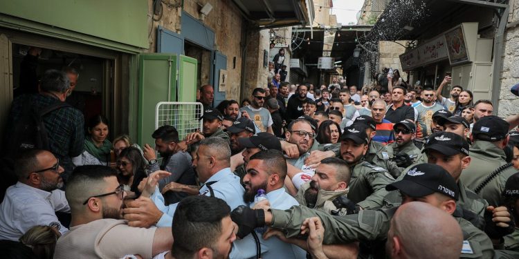 Polisi Israel Serang Umat Kristen saat Perayaan Sabtu Suci di Yerusalem