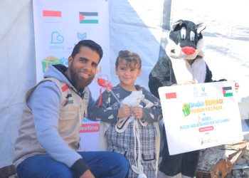 Ukir Senyum Kebahagiaan di Hari Kemenangan, Adara Bagikan Hadiah Hari Raya untuk 160 Anak Gaza