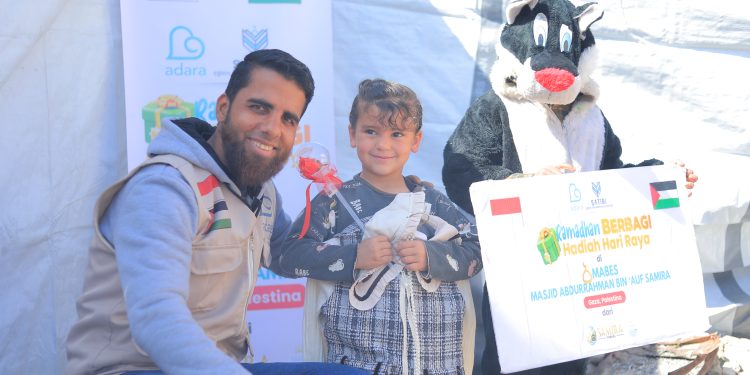Ukir Senyum Kebahagiaan di Hari Kemenangan, Adara Bagikan Hadiah Hari Raya untuk 160 Anak Gaza