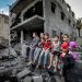 Anak-anak Palestina duduk di atas puing-puing rumah mereka di Deir al-Balah, Jalur Gaza tengah (APA Images)