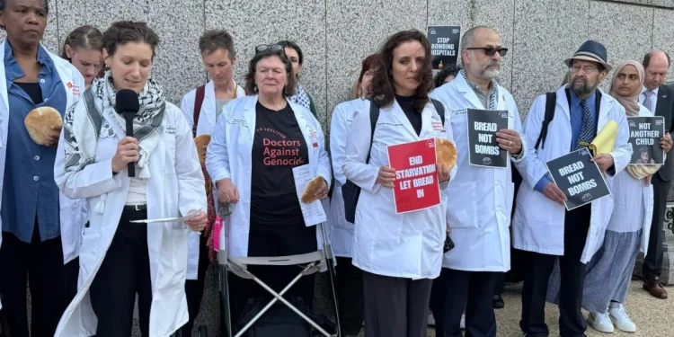 “Roti, Bukan Bom!” Dokter Serukan Gencatan Senjata Permanen di Gaza